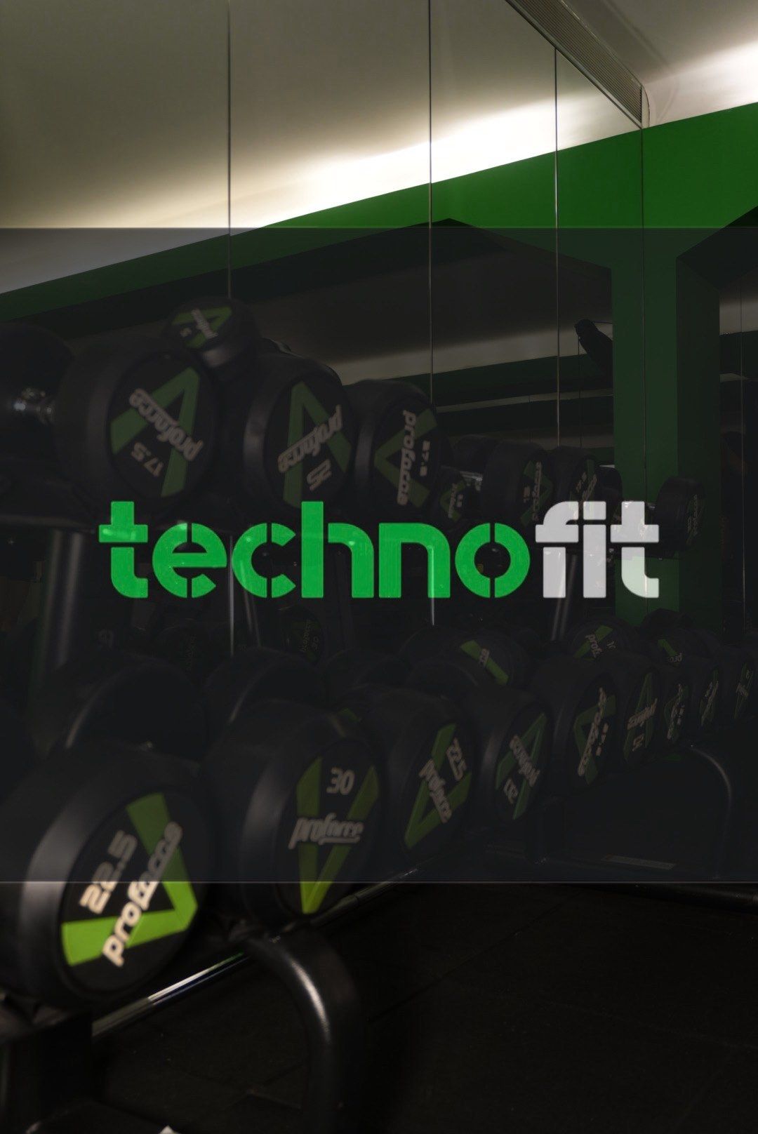 TechnoFit ağırlık alanı ve logo duvarı