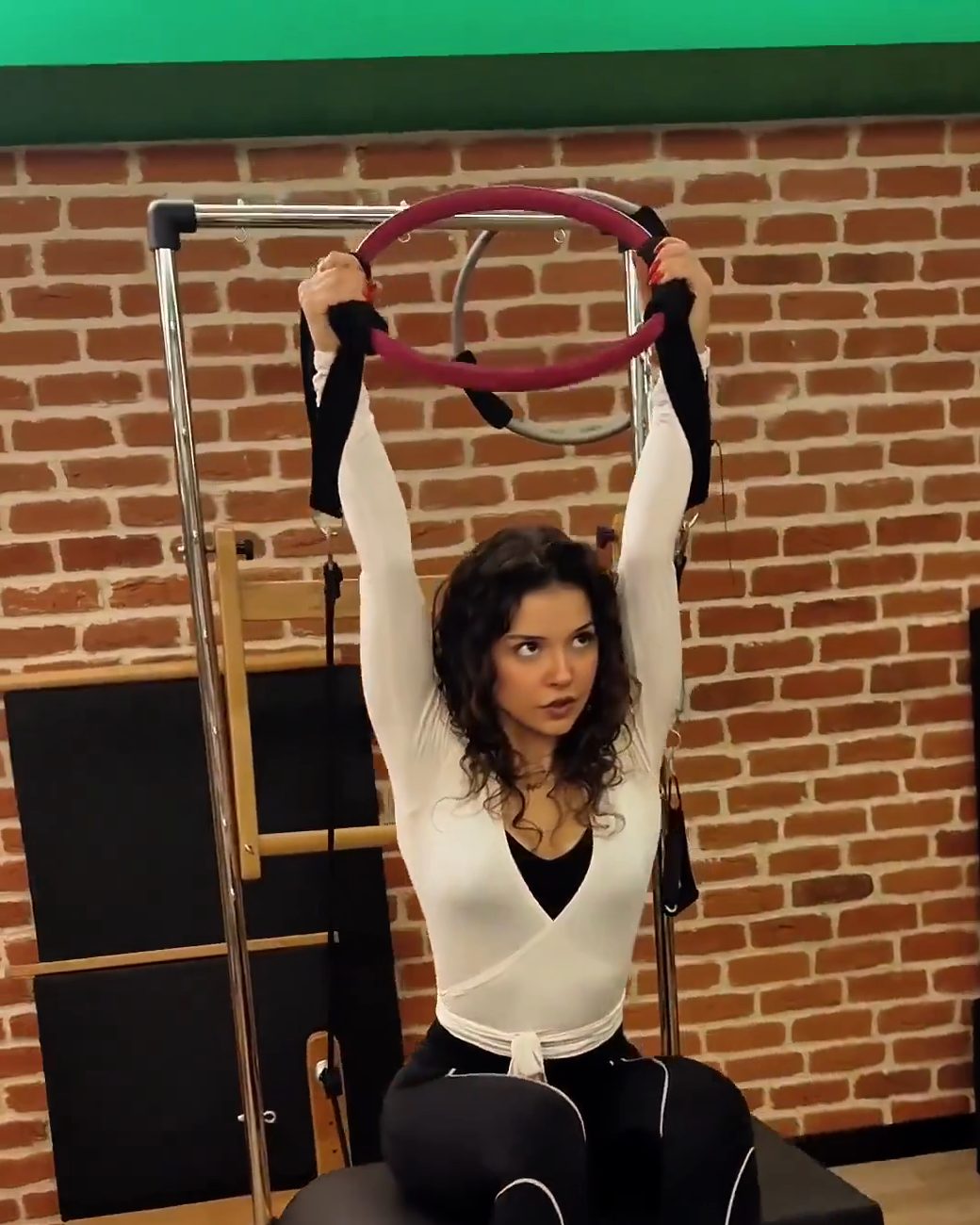 Pilates çemberiyle mat pilates çalışması